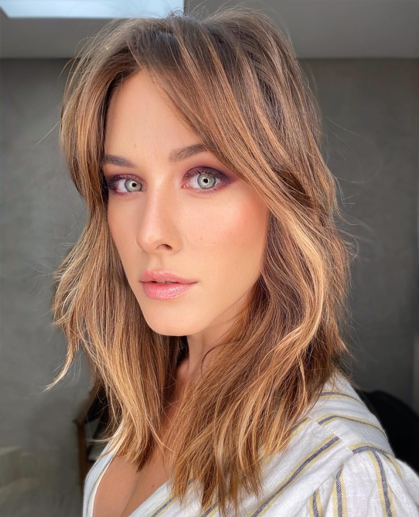 40 Best Medium Straight Hairstyles and Haircuts