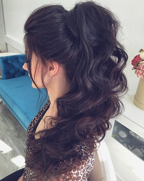 30 Eye-Catching Ways to Style Curly and Wavy Ponytails (500 x 627 Pixel)