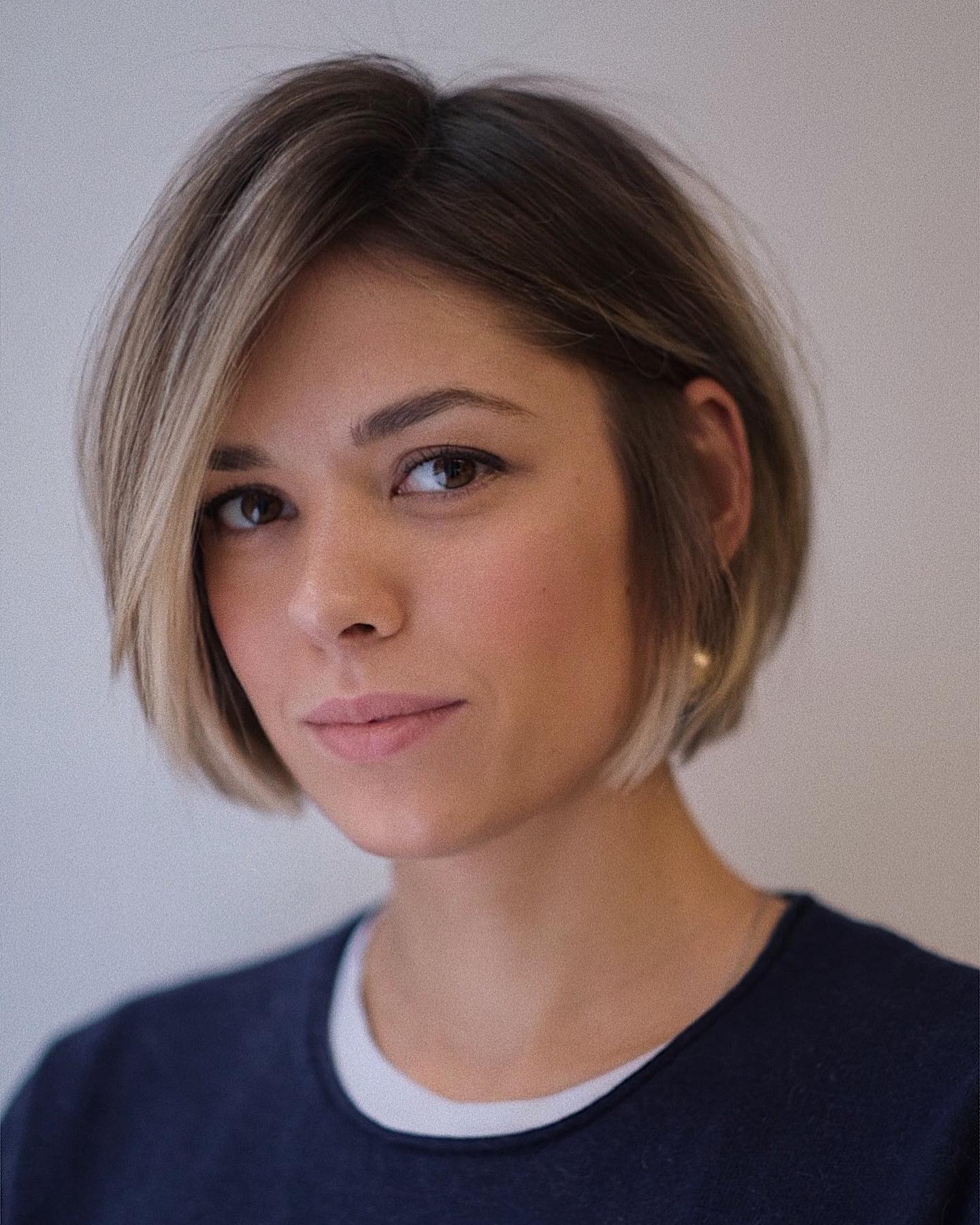 40 Flattering Hairstyles for Oval Faces to Try in 2025