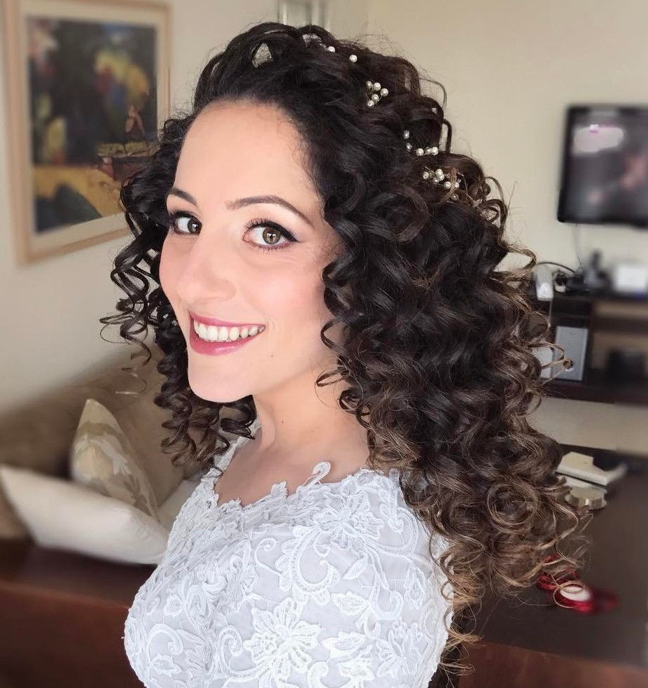 20 Soft and Sweet Wedding Hairstyles for Curly Hair 2021 (500 x 531 Pixel)