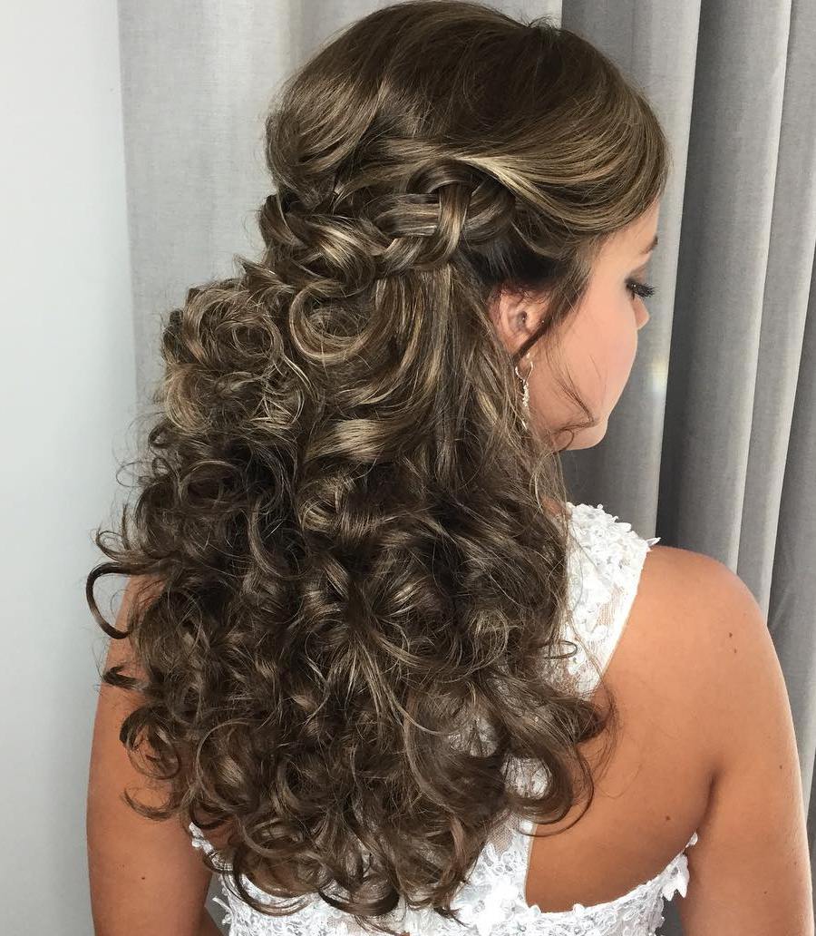 20 Soft and Sweet Wedding Hairstyles for Curly Hair 2021 (500 x 573 Pixel)