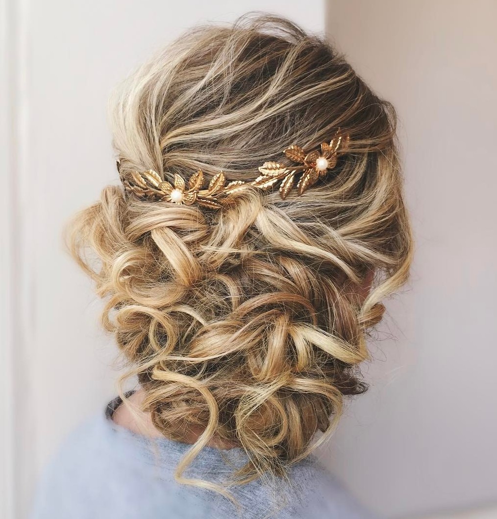 20 Soft and Sweet Wedding Hairstyles for Curly Hair 2021 (500 x 523 Pixel)