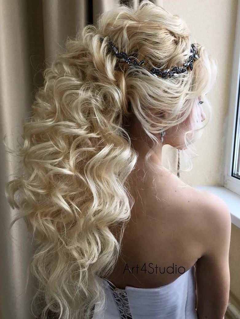 20 Soft and Sweet Wedding Hairstyles for Curly Hair 2021 (500 x 664 Pixel)