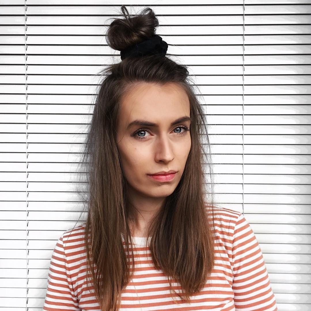 The Hair Scrunchie Trend Is Back and Here's How to Adopt It (500 x 500 Pixel)