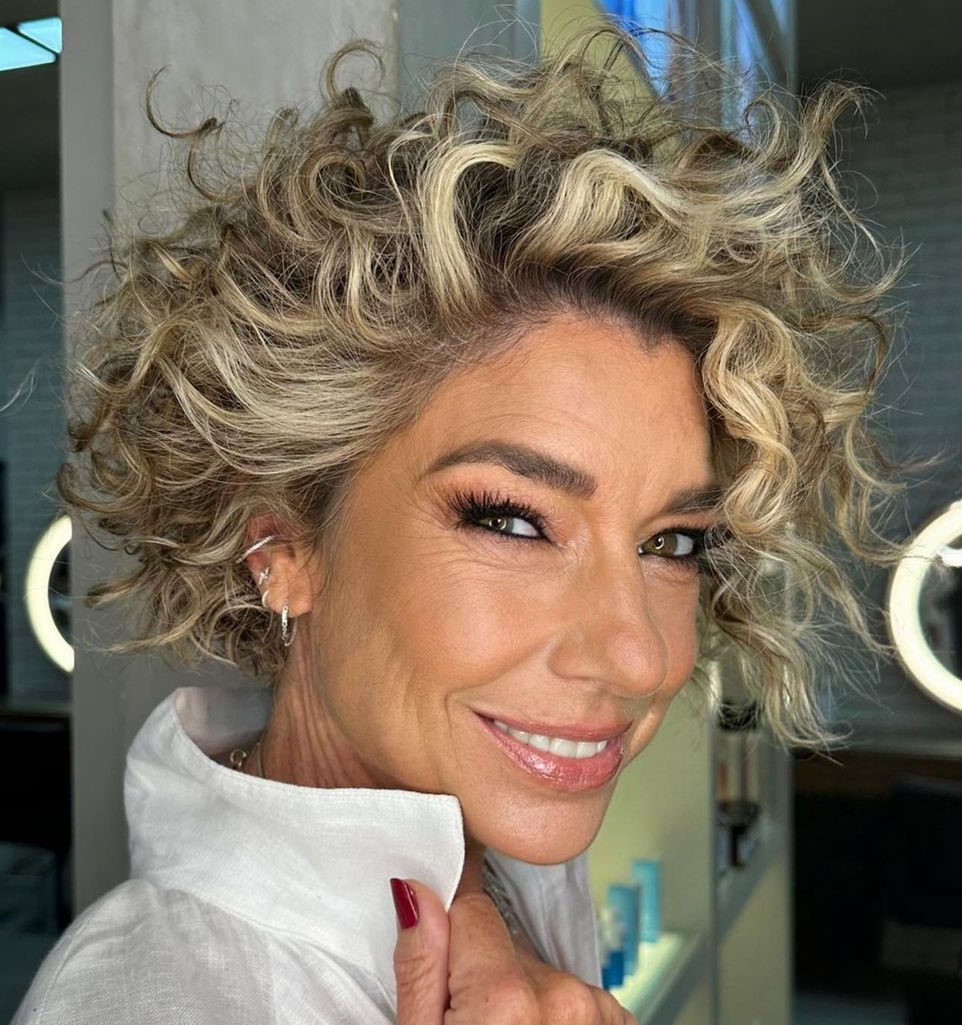 30 Exceptionally Stylish Curly Hairstyles for Women Over 50