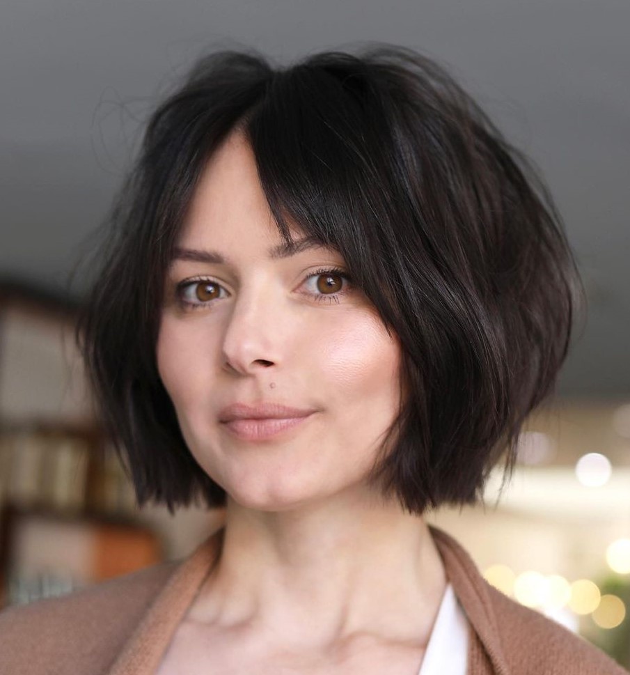 30 Alluring Blunt Bobs with Bangs for Your Inspiration