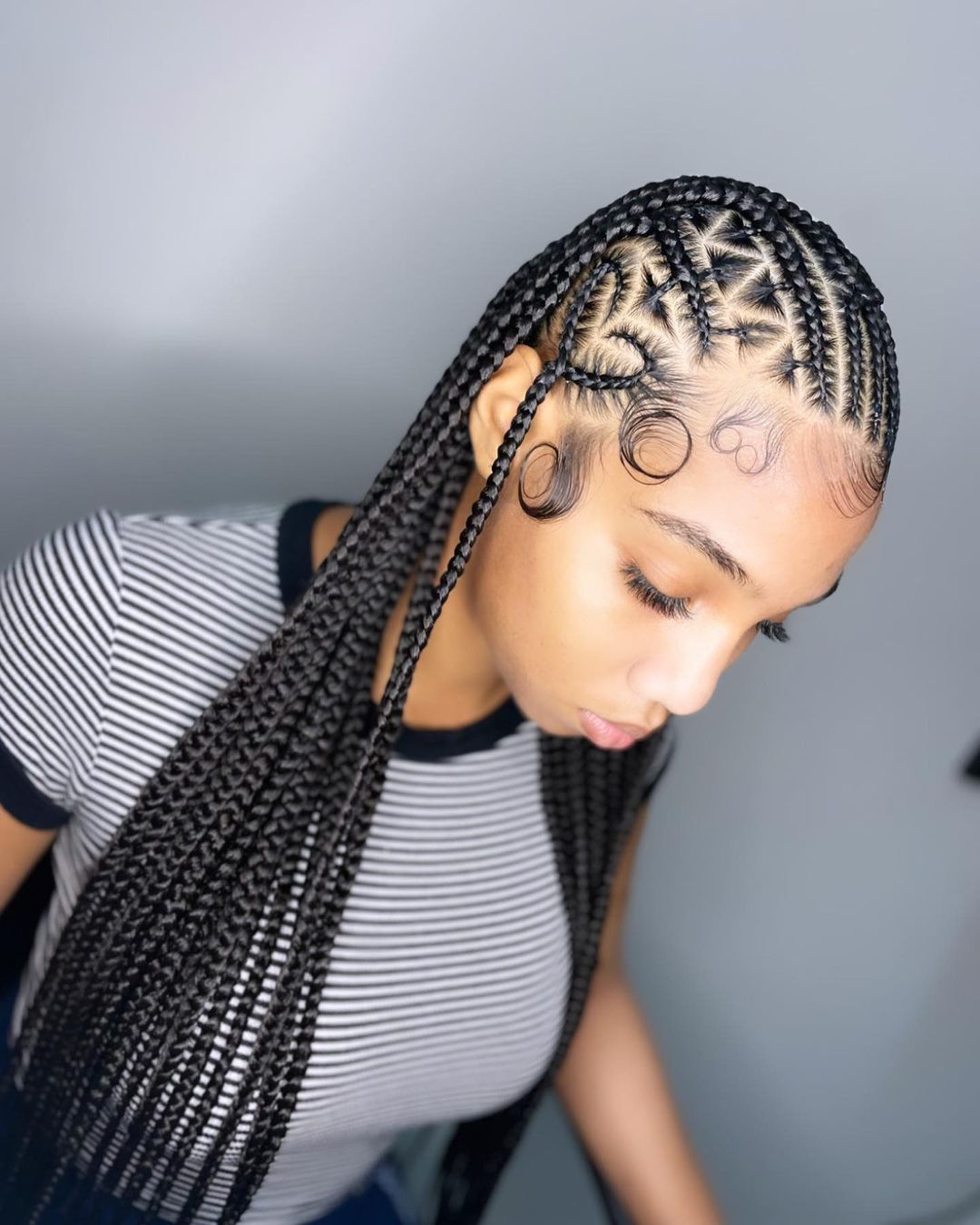 Knotless freestyle Fulani braids with a patterned scalp design