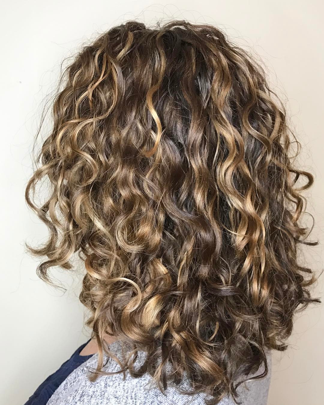 30 Best Medium Length Curly Hair Styles for 2023