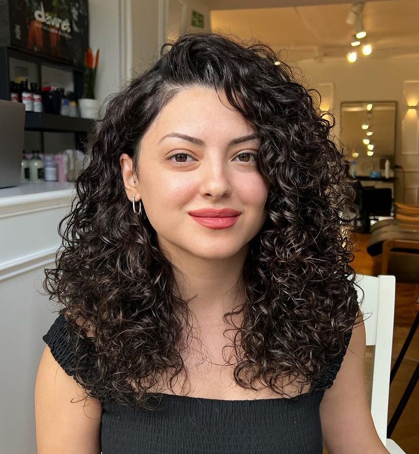 26 Curly Hairstyles for Round Faces to Save Now and Try Later