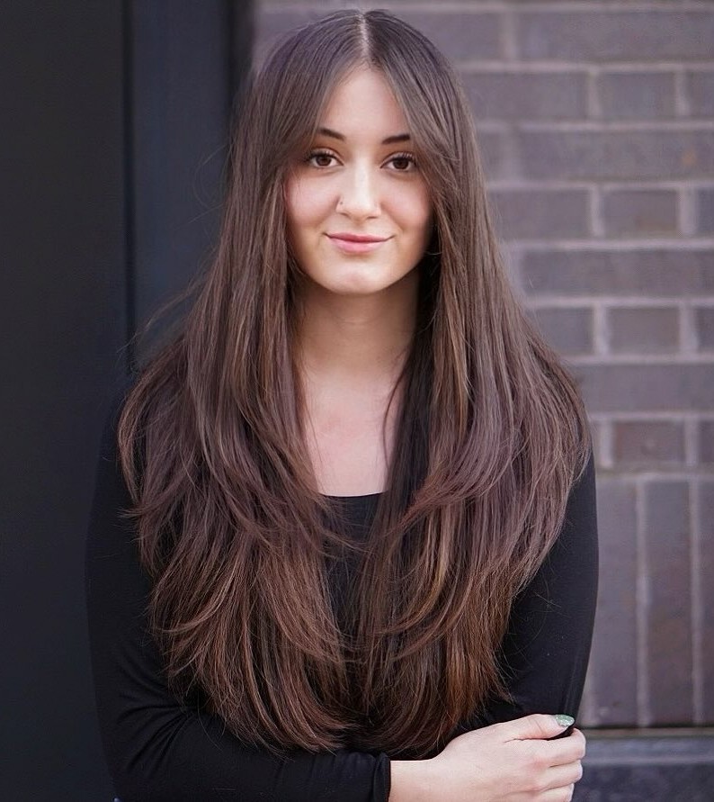 Long Cut with a Middle Part for Oval Faces