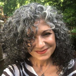 8 Tips for Women with Gray Curly Hair to Embrace Its Natural Color and ...